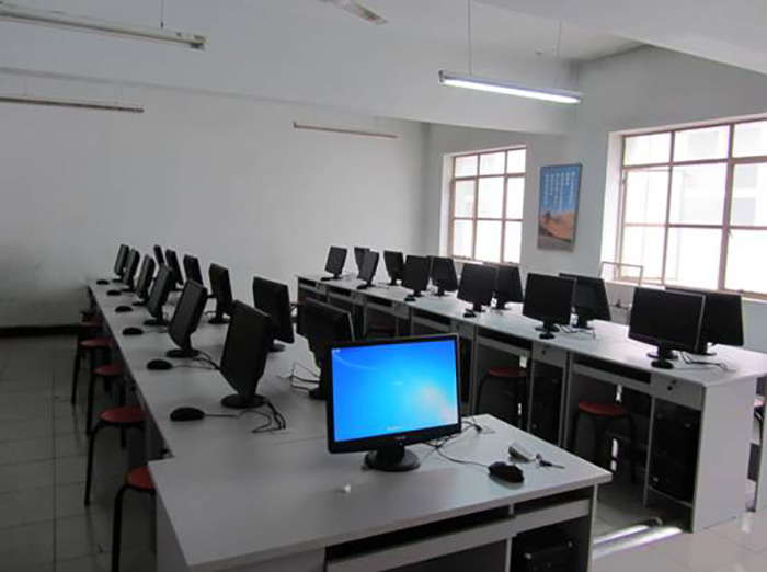 1664523358241930.jpg 8-建筑裝飾設(shè)計(jì)實(shí)訓(xùn)室-計(jì)算機(jī)輔助渲染室3.jpg